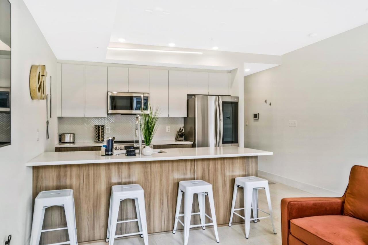 Luxurious And Stylish 2 Bedroom 2 Bathroom Apartment *