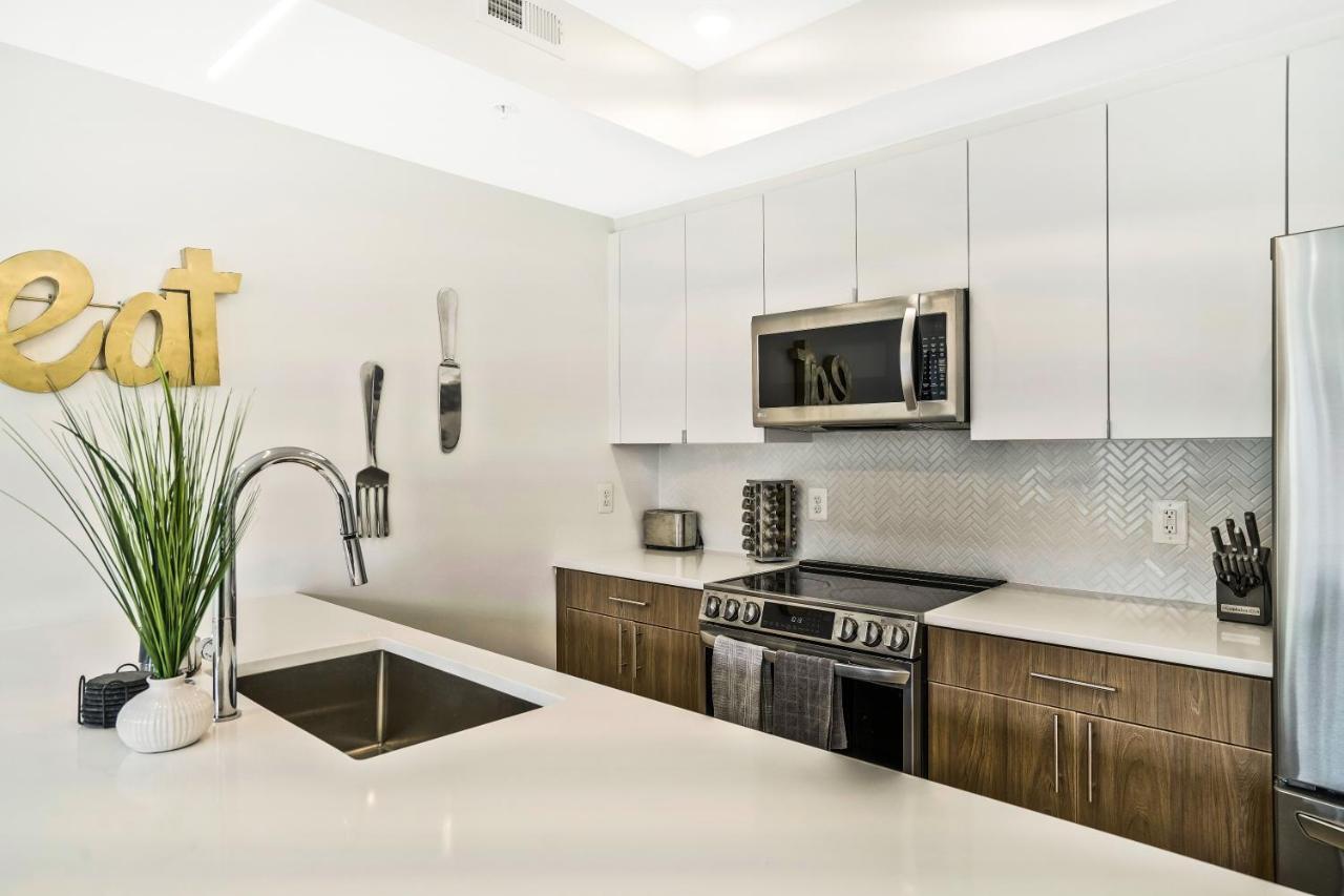 Apartment Luxurious And Stylish 2 Bedroom 2 Bathroom Washington